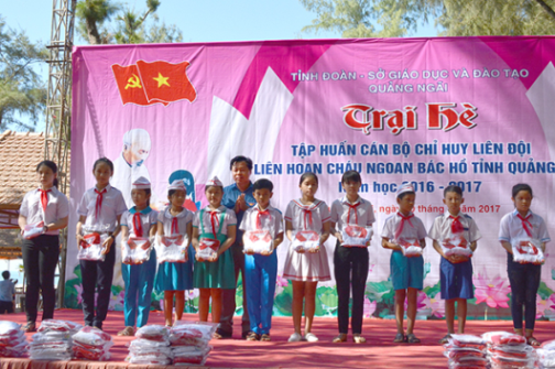 Hình 1: Anh Nguyễn Hoàng Hiệp - Phó Bí thư Thường trực, Chủ tịch Hội đồng Đội tỉnh Quảng Ngãi trao đồng phục cho học sinh